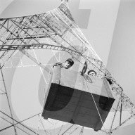 Polizist und Techniker in Kistenlift beim Funkturm von Radio Beromünster 1940