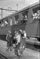 Abreise, Internierte im Zug; Junge Frauen auf Bahnsteig; 1945