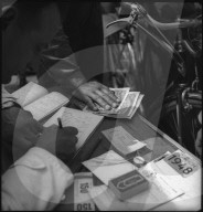 Barzahlungsgeschäft am Velomarkt in Zürich 1948