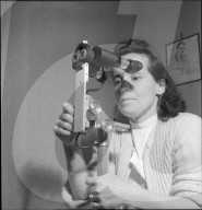 Frau mit Kolposkop für die gynäkologische Untersuchung, Genf 1951