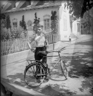 Mann vor Absperrung wegen Maul- und Klauenseuche, 1946