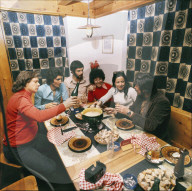Ski-WM in St. Moritz 1974: Libanesische Fahrerinnen beim Fondue