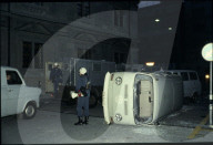 Polizist bei umgekipptem VW-Bus, 1980