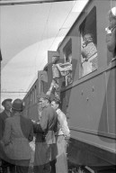 Abreise, Internierte im Zug; 1945