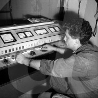 Mann steuert erste automatische Drahtseilbahn, Brusino-Arsizio-Serpiano