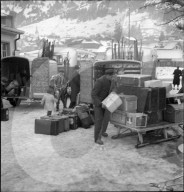 Frutigen, Touristen unterwegs zum Wintersport; 1946