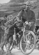 Mobilmachung; Kind begleitet Soldaten; 1939