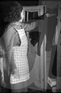 Wäsche aufhängen im Wohnwagen 1942