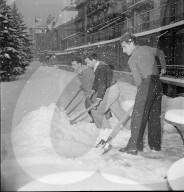 Davos: Männer beim Schnee schaufeln vor dem Grand Hotel Belvedere; 1949