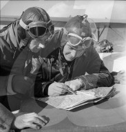Militärpilot beim Karte lesen; Schweizer Soldaten nehmen an Rettungsaktion teil; 1946