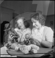 Mädchen stricken zu Gunsten jugoslawischer Kinder, 1942