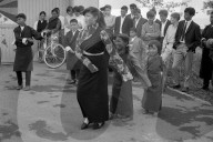 Tibeter Kinder führen Volkstanz auf, Oetwil 1965
