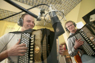 Urs Meier und Remo Gwerder beim Spielen im Tonstudio; 2006