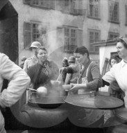 WK 2: Bombenabwürfe; öffentliche Verpflegungsstelle, Schaffhausen 1944