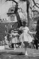Mädchen mit Springseil beim Vorführen von Sommerkleidern 1958