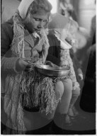 Mädchen beim Essen, Nyon 1944