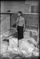 Bombenanschlag im Zürcher Hauptbahnhof; Bahnangestellter im zerstörten Billettschalter 1971
