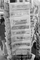 Zeitungsständer beim Kiosk, Zürich 1973