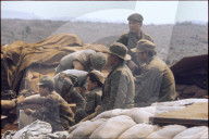 Südvietnamesische Soldaten zwischen Sandsäcken, Vietnam 1968