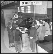 Zöllner kontrollieren Frau am Zoll in Genf-Cornavin, 1946 