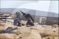 Amerikanischer und südvietnamesischer Soldat zwischen Sandsäcken, Vietnam 1968