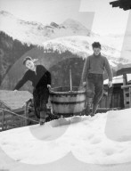 Jugendliche tragen Wäschebottich, um 1940