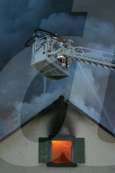 Feuerwehrleute löschen Hausbrand, Drehleiter, 2004