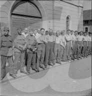 Frisch einberufene Rekruten werden eingekleidet; 1940