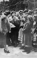 Königin Frederike von Griechenland mit Flüchtlingskindern aus den albanisch-jugoslavischen Grenzgebieten