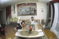 Ali Bezirgan und Familie im Wohnzimmer 1982