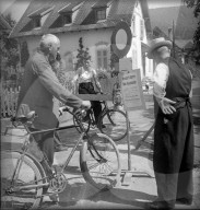 Männer vor Warntafel wegen Maul- und Klauenseuche, 1946
