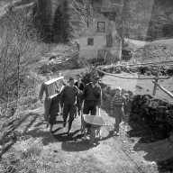 Zerfallene Mühle wird zum Jugendklub renoviert; Diesbach-Betschwanden 1959