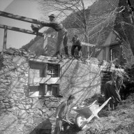Zerfallene Mühle wird zum Jugendklub renoviert; Diesbach-Betschwanden 1959