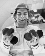 Eishockey C-WM 1974: Claude Friedrich mit Pucks