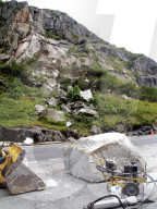 Felssturz auf die Strasse in der Schöllenen, 2006
