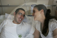 Nahost-Krieg 2006: Offizier Maoz Shabthi mit Freundin im Spital Rambam, Haifa