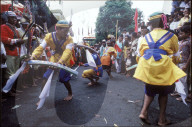 Männer beim Volkstanz auf der Insel Banda, Indonesien, 1986