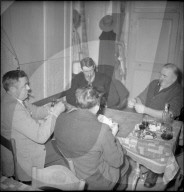 La Brévine, Männer in Gasthaus beim Kartenspiel; 1951
