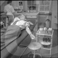 Mann bei Blutspende, 1955