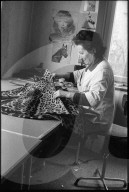 Pelzkühlhaus Walder: Frau beim Präparieren eines Mantels aus Leopardenfell, 1970