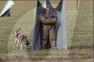 Hundeausbildner mit Polizeihund  bei der Ausbildung 1982