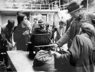Kinder sammeln Kastanien und Eicheln für Tierpark Bern, 1942
