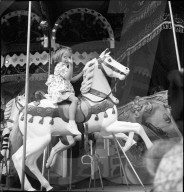 Mädchen auf Karussellpferd, Zürcher Knabenschiessen 1943