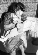 Frau füttert Säugling, 1941