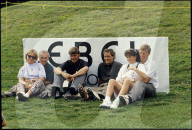 Pirmin Zurbriggen mit seiner schwangeren Frau Monika und Marc Biver auf dem Golfplatz, 1990