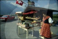 Die welsche Schweiz: Strassenverkäuferin im Wallis, 1979