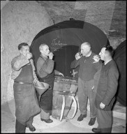 Männer trinken Silvesterwein Zofingen, 1941