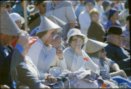 Festspiel "Fête des Vignerons" 1977: Zuschauer schützen sich vor der Sonne