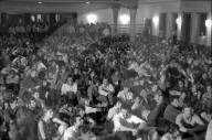 Vollversammlung der Aktion Autonomes Jugdenzentrum im Volkshaus Zürich 1968