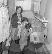 Mädchen waschen sich, Kinderheim Lausanne 1942